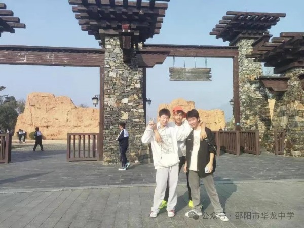 邵陽(yáng)市華龍育英高級(jí)中學(xué)有限公司,邵陽(yáng)中學(xué)教育,高中教育,師資雄厚,名優(yōu)教師